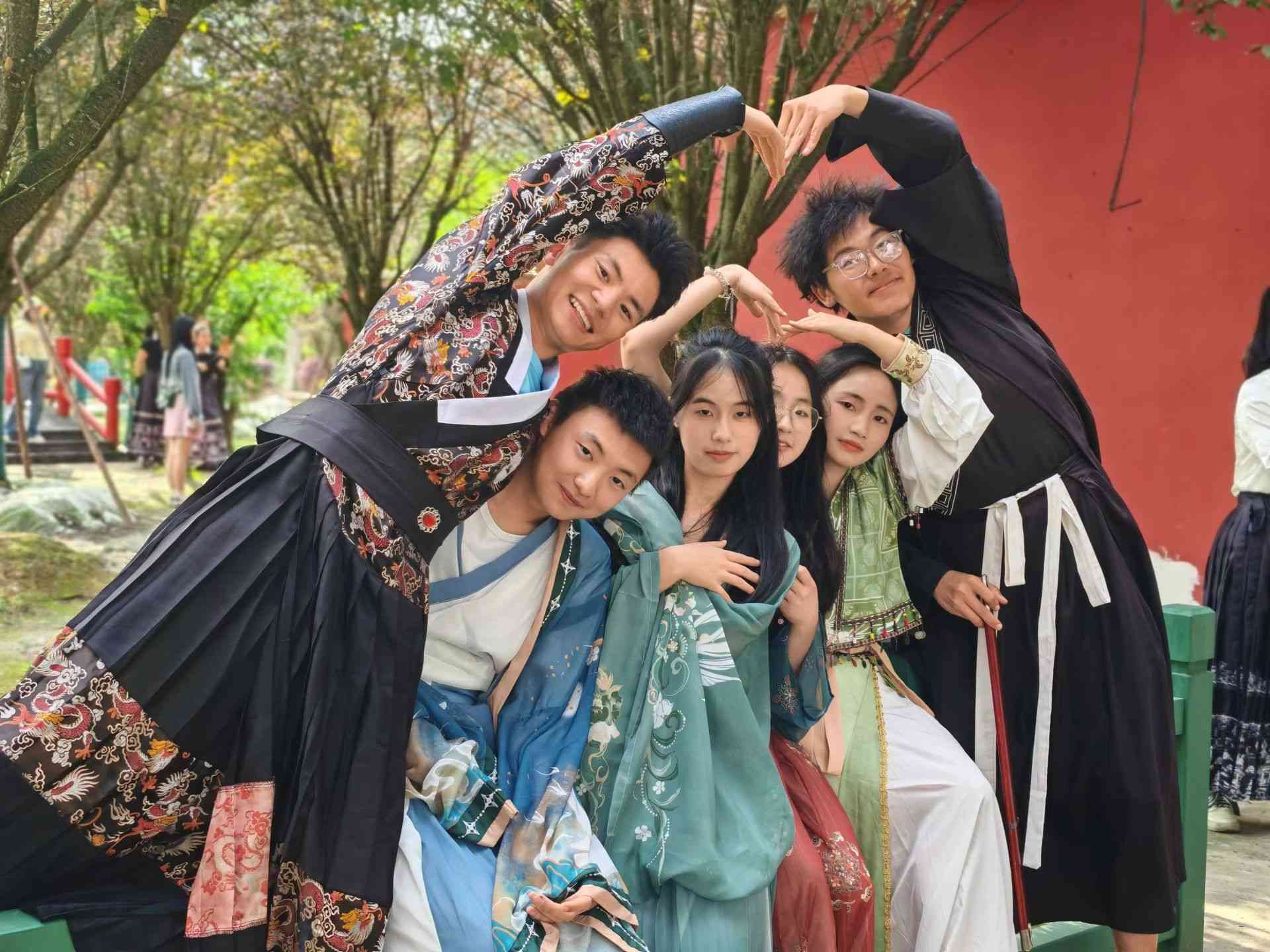 云墨霓裳】清明节汉服：披汉服锦绣，于清明追思中传承华夏风骨